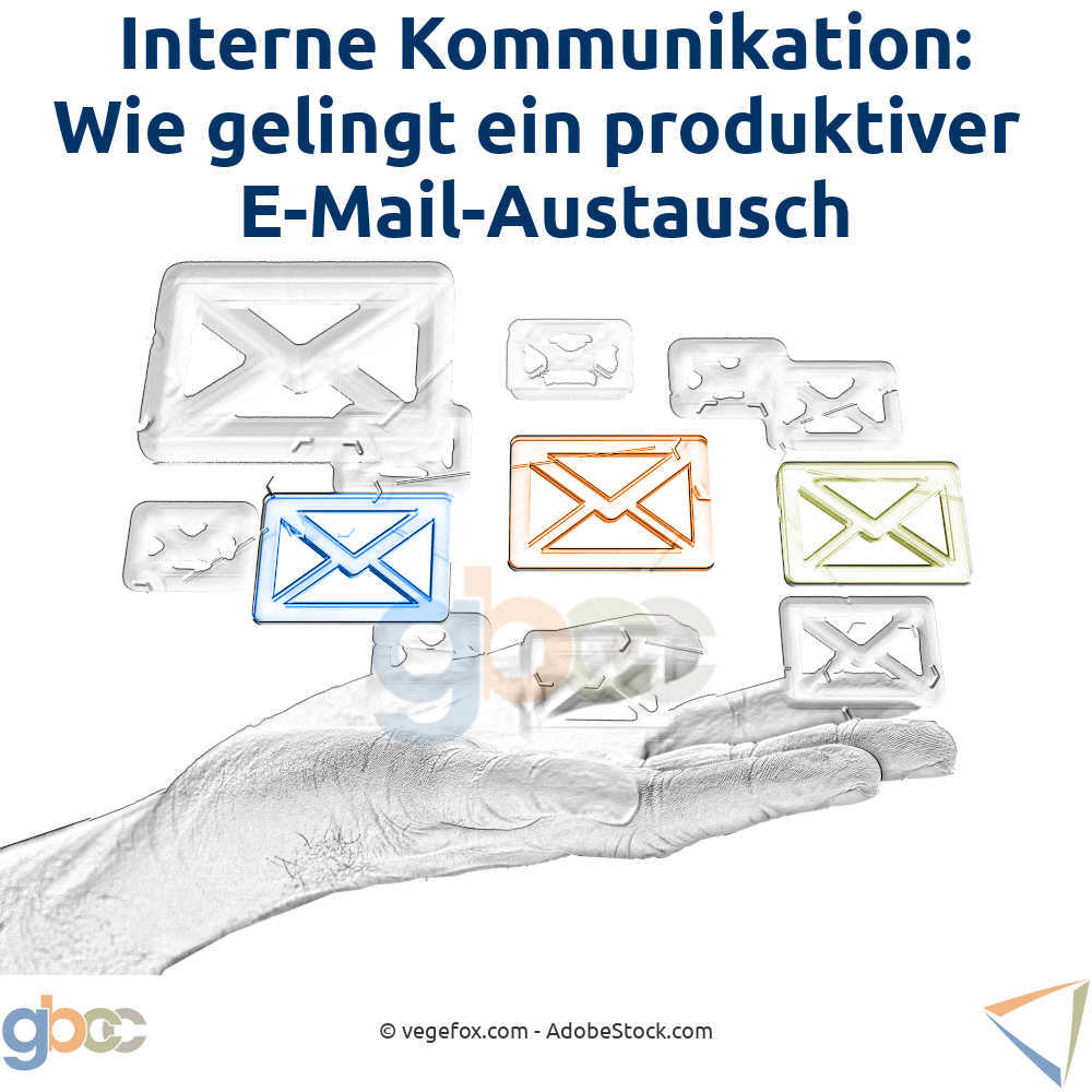 Interne Kommunikation: Hand hält Bilder mit E-Mail-Symbolen hoch