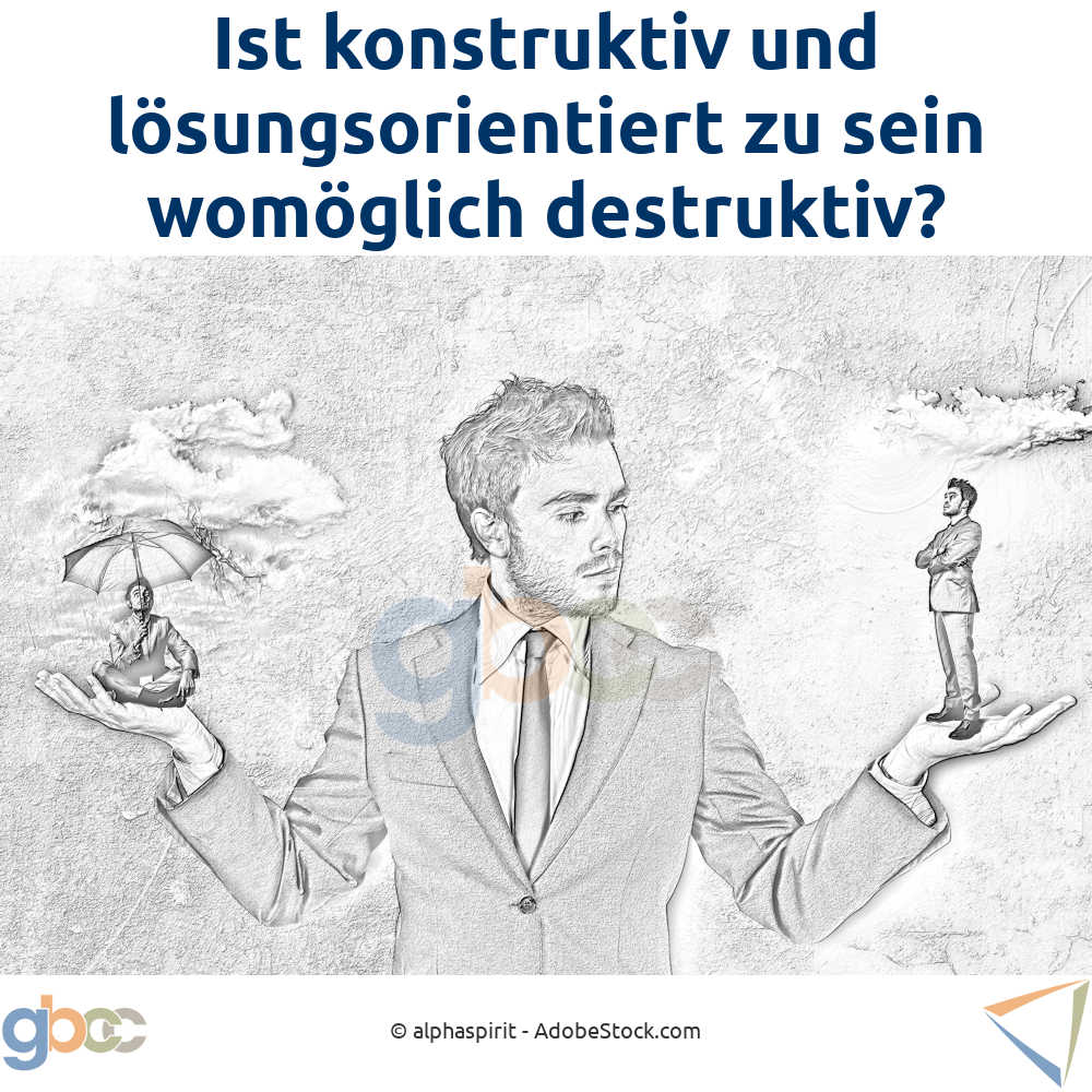 Konzept konstruktiv versus destruktiv. Mann hält zwei Ichs in der Handfläche. Er wendet sich vom Ich mit Regenschirm im Regen sitzend ab hin zum Ich in der Sonne stehend.