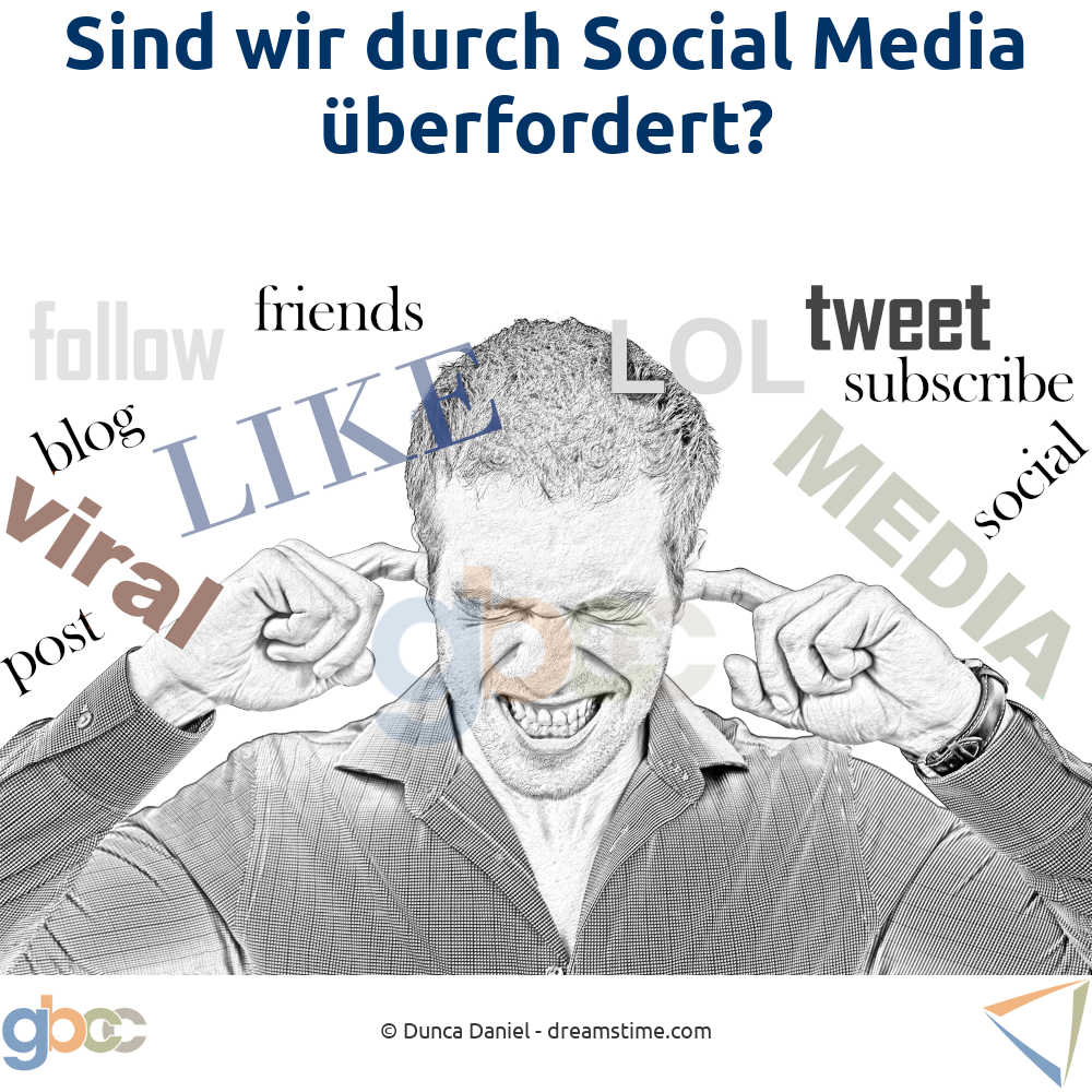 Mann mit geschlossenen Augen hält sich wegen Social Media-Lärm die Ohren zu
