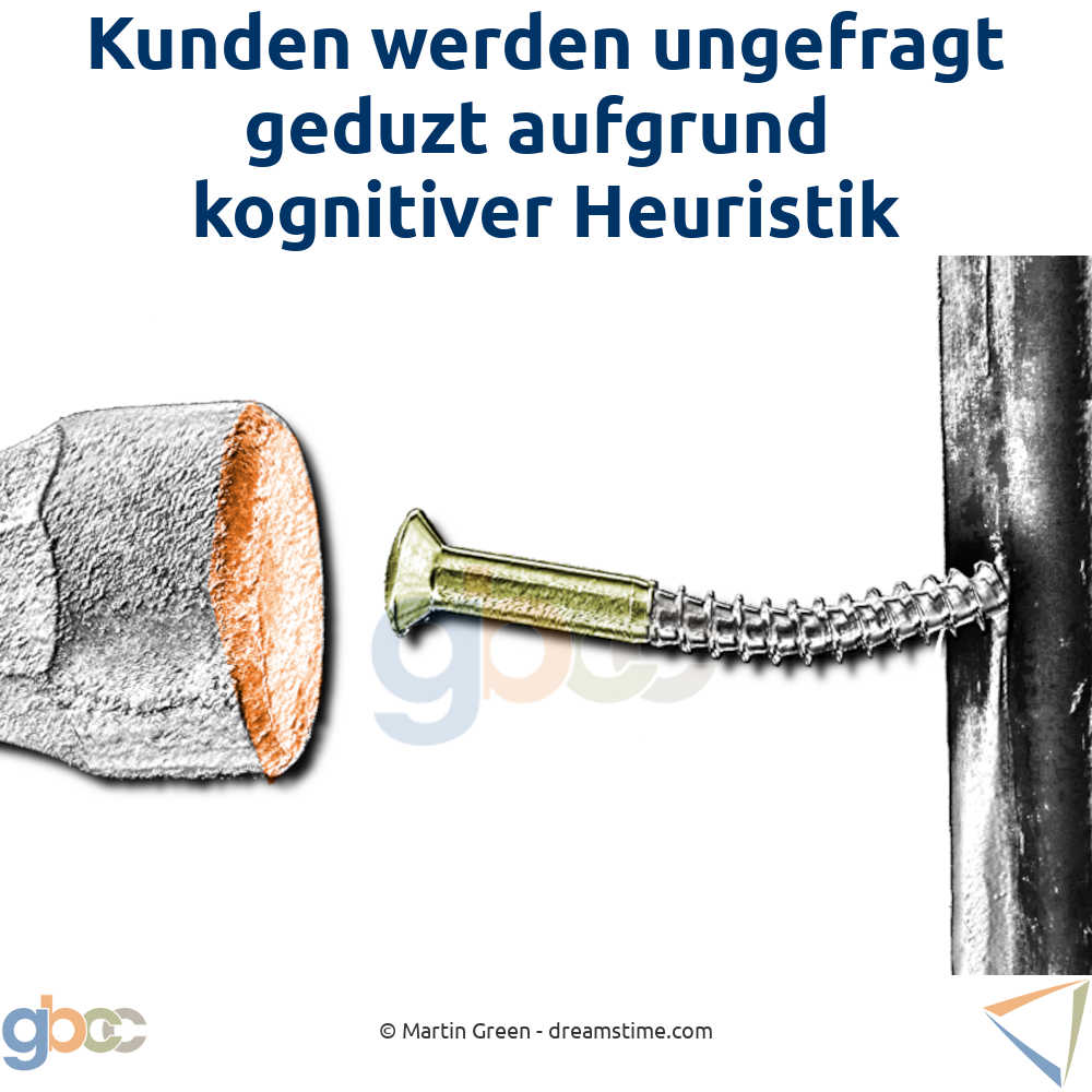 Hipster hebt grüßend den Arm hoch, Mann im Anzug streckt die Hand aus.