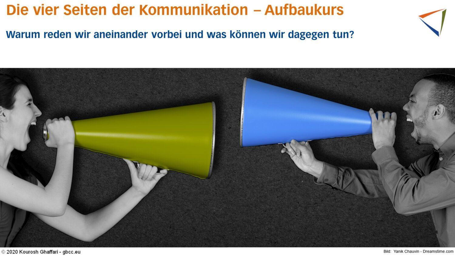 Mann und Frau stehen sich gegenüber und brüllen in ein Megafon