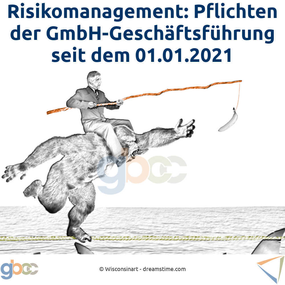 Konzept für Risikomanagement: Ein Geschäftsmann reitet auf den Schultern eines Gorillas und führt ihn mit einer Banane über ein schmales Seil. Im Wasser unter ihm schwimmen Haie.