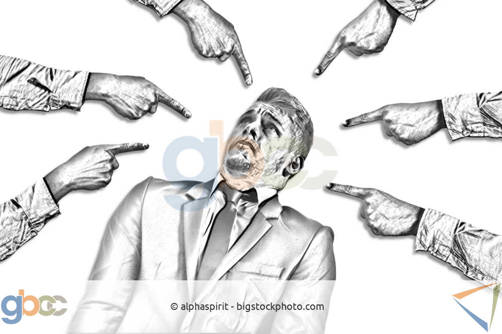 Viele Finger zeigen vorwurfsvoll auf den Mann in der Mitte