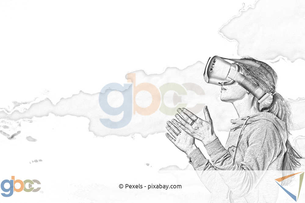 Durch eine VR-Brille betrachtet die Frau den Himmel