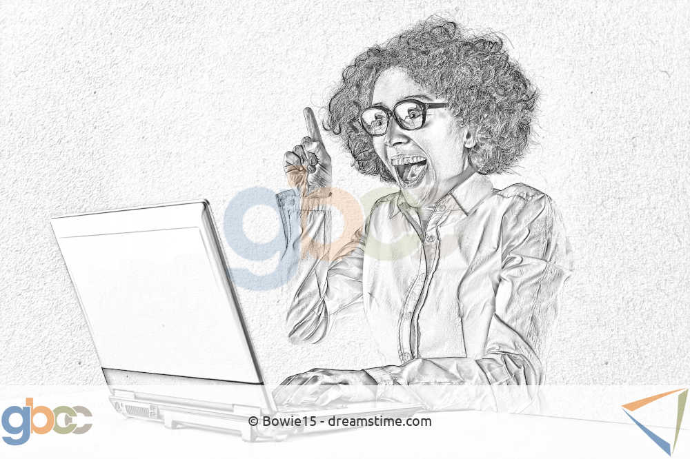 Frau sitzt vor dem Laptop und erlebt ein Aha-Moment