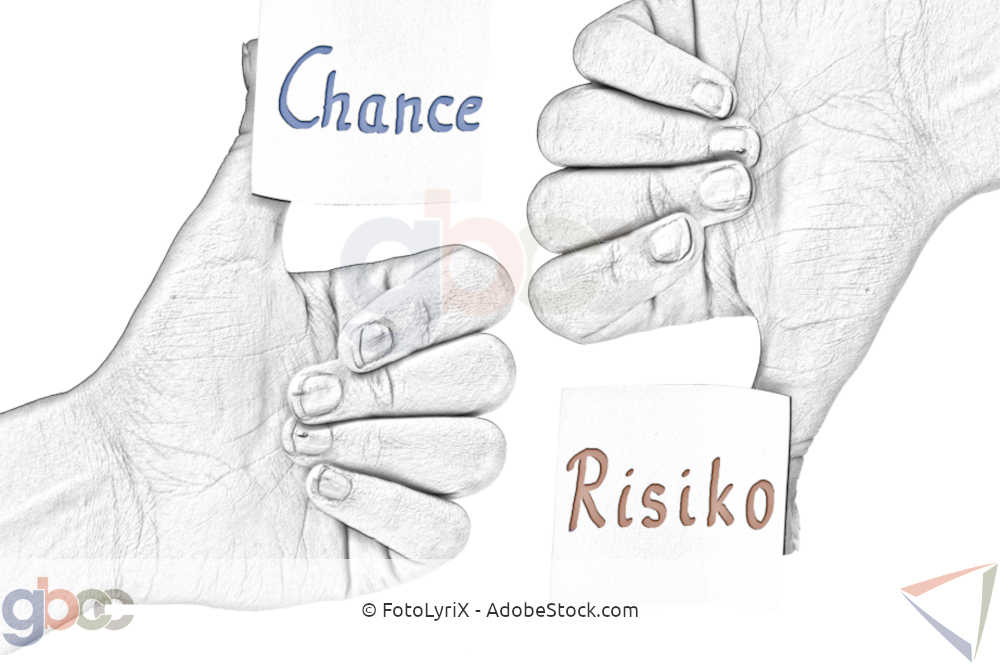 Hand mit Daumen hoch mit Haftnotiz "Chance" und Hand mit Daumen runter mit Haftnotiz "Risiko" beklebt.